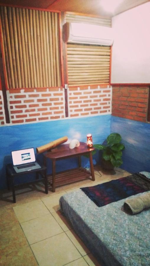 Salty Dog Hostel Telukdalem Exterior photo